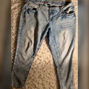 Light Wash Low-Rise Capri/skinny Jeans